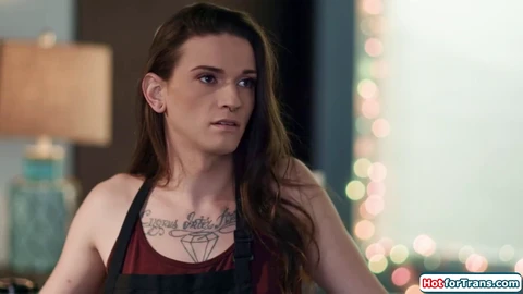 La trans Jenna Creed recibe sexo oral profundo y es penetrada bruscamente por su vecino mayor.